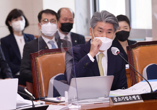 윤종원 기업은행장이 20일 국회 정무위원회에서 열린 예금보험공사, 한국산업은행, 중소기업은행 등에 대한 국정감사에서 의원질의에 답변하고 있다. [국회사진기자단=연합뉴스]